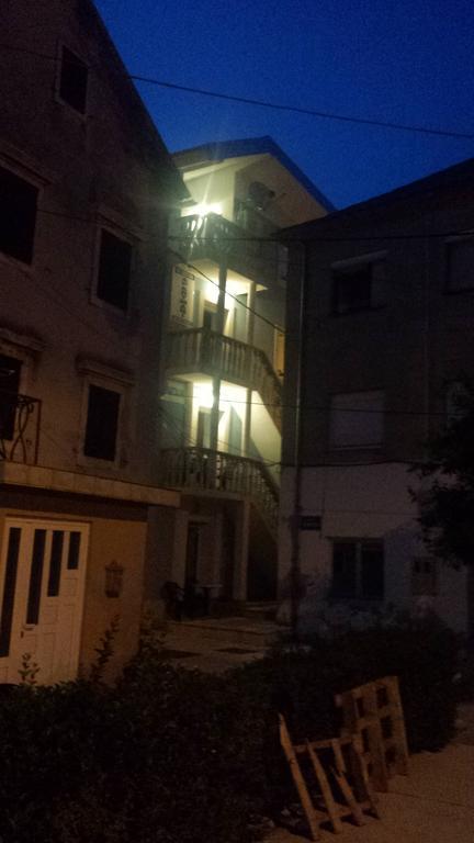 Apartments Lina Karlobag Rum bild